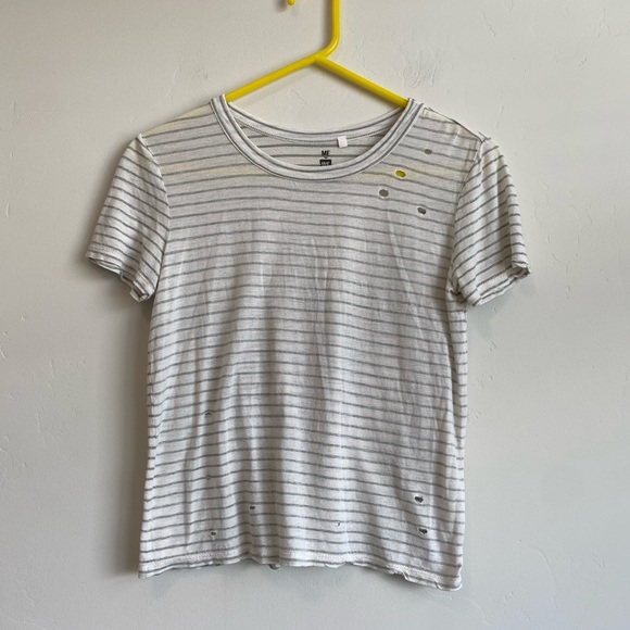 4/$25 Me to We Essentials Cream and Green Distressed Short Sleeve Size XS - Picture 2 of 7
